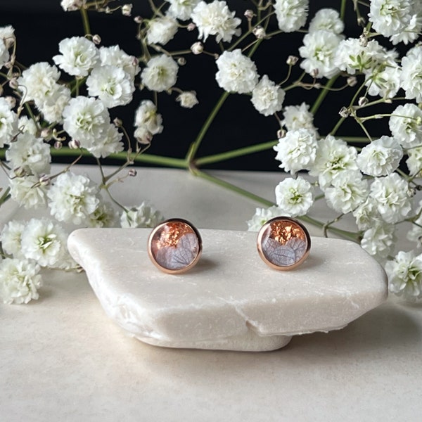 Ohrringe, Ohrstecker Rosegold mit echten grauen Blüten mit Gießharz versiegelt, Schmuck, Geschenk Freundin