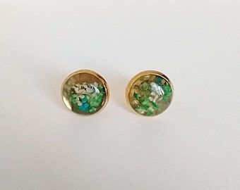 Ohrstecker, Ohrringe in Gold 8 mm mit grünen und weißen Blüten, Blattgold und Giessharz