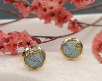 Petites boucles d'oreilles clous dorées, boucles d'oreilles avec vraies fleurs bleu clair et flocons d'or, idée cadeau pour elle