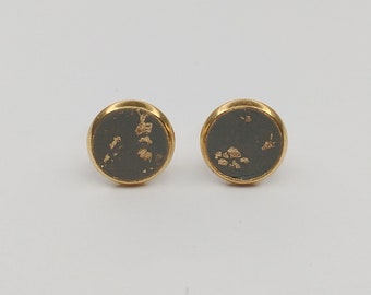 Ohrringe, Ohrstecker gold 8 mm mit Polymer Clay in Olivgrün und Blattgold