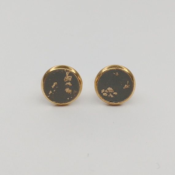 Ohrringe aus vergoldetem Edelstahl in 8 mm Durchmesser mit Polymer Clay in Olivgrün und Blattgold // Weihnachtsgeschenke für sie