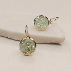 Ohrringe hängend gold mit Polymerclay in einem zarten Grün, Geschenke für sie