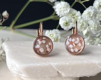 Boucles d'oreilles pendantes délicates en or rose avec petites fleurs, boucles d'oreilles diamètre 8 mm, cadeau pour elle