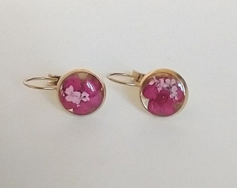 Boucles d'oreilles, boucles d'oreilles en or en 10 mm avec de vraies fleurs roses et roses avec résine coulée