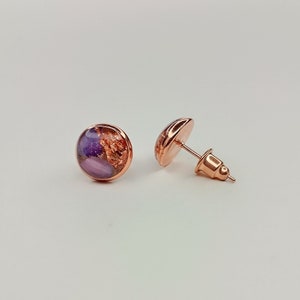 Ohrringe, Ohrstecker in Rosegold 8 mm mit zarten lila Blütenblättern und Gießharz Bild 2