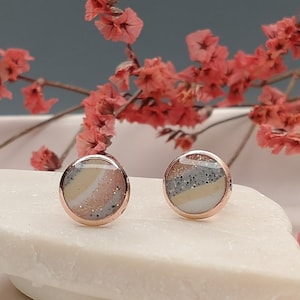 Ohrringe, Ohrstecker roségold 8 mm Durchmesser mit Polymerclay in grau, rosé, weiß und beige, Geschenke für sie Bild 1