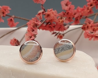 Ohrringe, Ohrstecker roségold 8 mm Durchmesser mit Polymerclay in grau, rosé, weiß und beige, Geschenke für sie