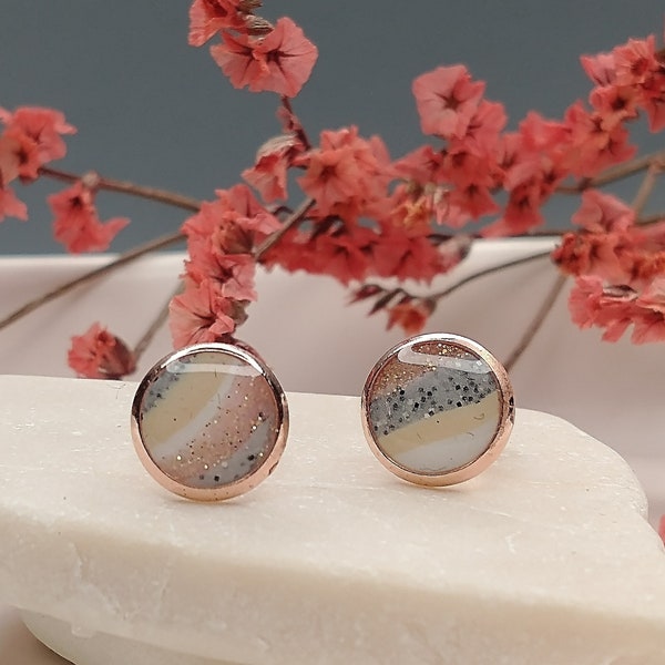 Ohrringe, Ohrstecker roségold 8 mm Durchmesser mit Polymerclay in grau, rosé, weiß und beige, Geschenke für sie