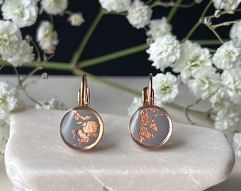 Roségoldene Ohrringe, Hängeohrringe mit Polymerclay und Metallflocken verziert, Geschenk Freundin