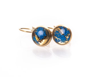 Earrings, drop earrings, drop earrings gold in 8 mm diameter with real blue flowers and gold leaf with cast resin