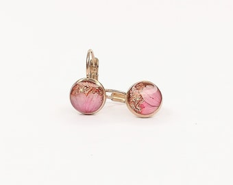 Boucles d'oreilles, boucles d'oreilles pendantes, boucles d'oreilles en or rose de 10 mm de diamètre avec de délicats pétales roses avec résine coulée