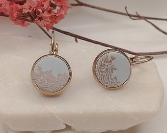 Ohrringe rosegold, Hängeohrringe Edelstahl rosegold mit Polymerclay hellgrau und Wellenmuster, maritim, Geschenk Freundin