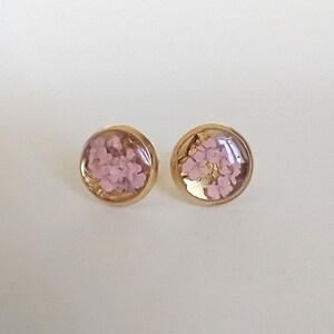 Earrings, stud earrings, gold-plated stainless steel in 8 mm with pink flowers and gold leaf, casting resin