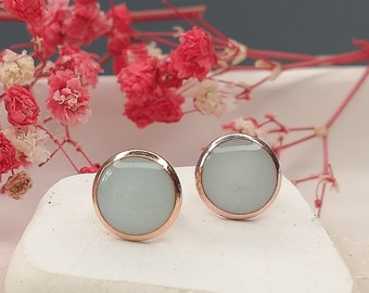 Rose gold stud earrings, dove blue earrings sealed with resin, small round stud earrings, gift for girlfriend, earrings 8 mm diameter