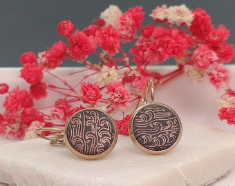 Rose gold stainless steel earrings, rose gold drop earrings, 10 mm diameter, with black polymer clay in a wave pattern, gifts for her