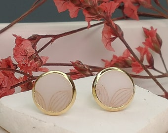 Delicate stud earrings, gold earrings, polymer clay earrings white and gold-colored flower pattern, stud earrings 8 mm diameter, gift girlfriend