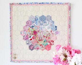 HETTIE HEXIE MINI Quilt Pattern - pdf download for English paper pieced, hand quilted, hexagon mini quilt