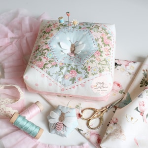 Conjunto de costura sério com abelha de feltro e hexágonos - padrão de costura em PDF para pedaços de papel inglês, almofada de alfinetes grande em caixa e pingente de tesoura