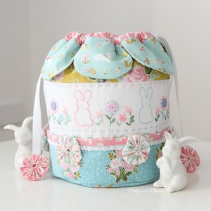 EASTER DILLY Tasche PDF Schnittmuster - Sew A Kordelzugtasche mit hübschen Blütenblättern, gesticktem Häschen und Blumen, Stoff-Joyos & Seitentaschen