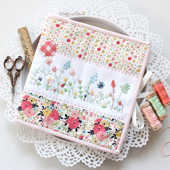 Simple Sewing Folder Pattern – Embroidered Needle Book / Sewing Organiser With Pockets (PDF Download)
