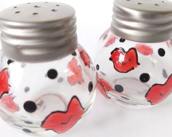 Salt & Pepper Lips Kisses Smoochies Handpainted Mini Round Globe Shakers
