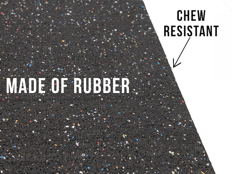 Puede incluir: Primer plano de una estera de goma negra con motas de colores. La estera est&aacute; hecha de goma y es resistente a las mordidas. "MADE OF RUBBER" y "CHEW RESISTANT" est&aacute;n impresos en la estera.
