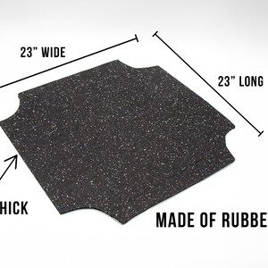 Puede incluir: Una alfombra de suelo de goma negra con una superficie texturizada. Mide 58,4 cm de ancho por 58,4 cm de largo y tiene un grosor de 0,6 cm. "MADE OF RUBBER" est&aacute; impreso en la alfombra.