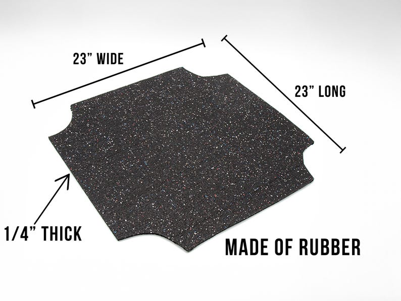 Puede incluir: Una alfombra de suelo de goma negra con una superficie texturizada. Mide 58,4 cm de ancho por 58,4 cm de largo y tiene un grosor de 0,6 cm. "MADE OF RUBBER" est&aacute; impreso en la alfombra.