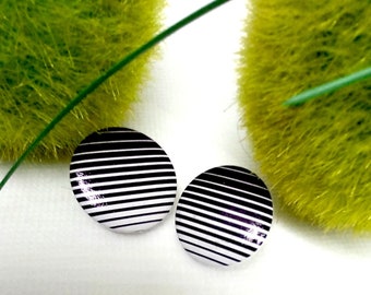 Black and white striped ear clips in hand-painted wood, round graphic black and white striped clips