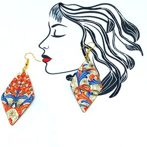 Orecchini fiore di giglio di carta su cartoncino di legno in oro blu arancio originale idea regalo fiore di giglio a forma di rombo spaiato