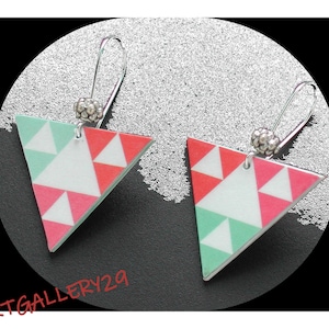 Grafisches Dreieck: Dreieckige Ohrringe in Pastellgrün/Rosa, geometrisches Muster, tibetische Silberperlen, Promo-Code