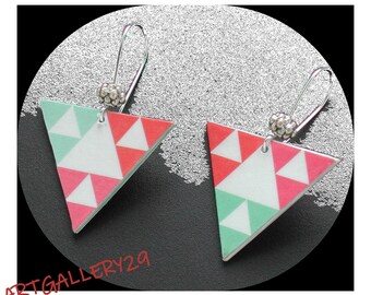 Triangle graphique : Boucles d'oreilles triangles couleurs pastel vert/ rose, motif géométrique, perles en argent tibétain, code promo
