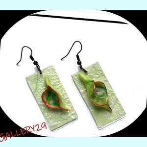 Porcelana fria - Brincos em # porcelana fria #, FLOWER arum, RETANGLE, papel verde claro // PAPEL sobre cartão rígido de madeira