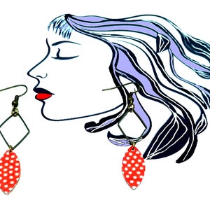 Puede incluir: Un par de pendientes colgantes de lunares rojos y blancos con una pieza de metal en forma de diamante sobre el diseño de lunares.