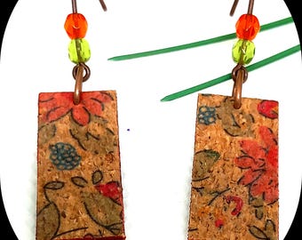 Brincos de cortiça minimalistas com padrão floral pintado à mão, pequenas flores retangulares em cortiça