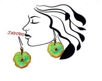 Green flower earrings, green pansy flower earrings, flower-shaped green dangling earrings