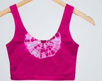 Top corto teñido a mano con efecto tie-dye: camiseta sin mangas bohemia para festival de yoga