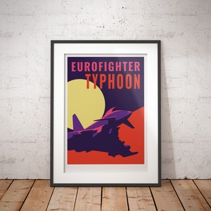 Puede incluir: Póster enmarcado con un diseño estilizado del avión Eurofighter Typhoon. La obra de arte utiliza una paleta de colores llamativos con morado, rojo, amarillo y azul oscuro. Las palabras "EUROFIGHTER TYPHOON" se muestran en texto rojo y blanco.