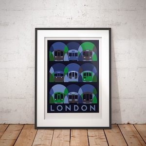 Op de afbeelding: Een ingelijste print met een blauw en groen geometrisch ontwerp met een reeks Londense metrotreinen. De tekst "LONDON" is in wit onderaan de print gedrukt.