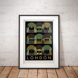 Op de afbeelding: Een ingelijste print met een zwarte achtergrond met een gestileerd ontwerp van Londense metrotreinen in verschillende kleuren, waaronder groen, bruin en goud. De tekst "LONDON" is in wit onderaan de print gedrukt.