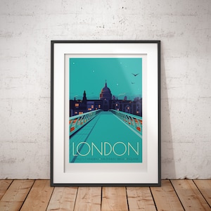 Puede incluir: Un póster enmarcado con un fondo azul verdoso que presenta una ilustración estilizada de la Catedral de San Pablo y el Puente del Milenio en Londres, Inglaterra. El texto "LONDON" está impreso en amarillo debajo de la imagen, con las palabras "ST. PAUL'S CATHEDRAL - MILLENNIUM BRIDGE - ENGLAND" impresas en una fuente más pequeña debajo del nombre de la ciudad.