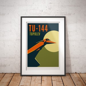 Pode incluir: Um pôster emoldurado com um design retrô apresentando um avião supersônico vermelho e laranja contra um fundo azul escuro com uma lua amarela. O texto "TU-144 TUPOLEV" é impresso em branco.