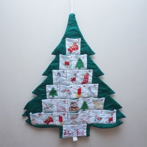 61 cm hängender gequilteter Adventskalender, Tannenbaum, gestepptes Stoff-Patchwork, große deutsche vintage Tür-Wanddekoration