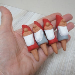 Set van 4 mini-keramische tomte, plantenbak kabouter, spike elf elfen volkspop kerstbeeldje handgemaakt rood gemaakt in Zweden pixiefiguur
