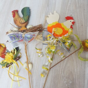 4 palitos de madeira esculpidos à mão para plantador de ovos e galos, estaca para vaso de flores de pássaros, decoração de Páscoa, estatueta, etiqueta, figura Erzgebirge com fita de mesa