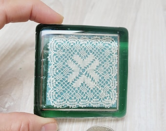Presse-papiers fait main en verre cristal clair aux fuseaux, fait main vintage rétro fait au Royaume-Uni napperon miniature carré vert