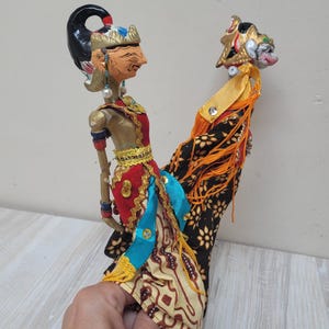Set di 2 marionette indonesiane Wayang Golek, tradizionali bambole da teatro delle marionette di Java Bali