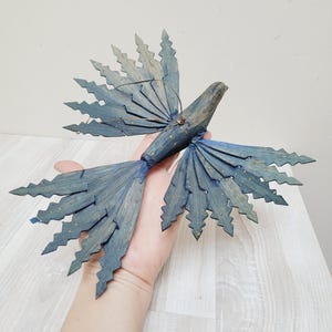 Pájaro abanico antiguo de madera, colgante tallado a mano, figura de Pascua alemana de Erzgebirge, adorno navideño vintage tallado en azul, hecho en Alemania.