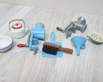 1:12 Bodo Hennig ドールハウス ミニチュア ブルー エナメル キッチン用品 ケトル ミートミンサー ナッツグラインダー ボウル おもちゃ 金属製 ドイツ ドールハウス ポット