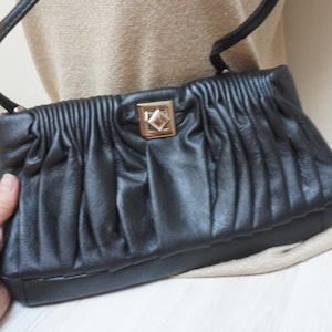 Vegan Kunstleder Handtasche, Vintage Crossbody Clutch Bag schwarz plissiert Rüschen Retro Damentasche Schultertasche Kunstleder Längliches Silber